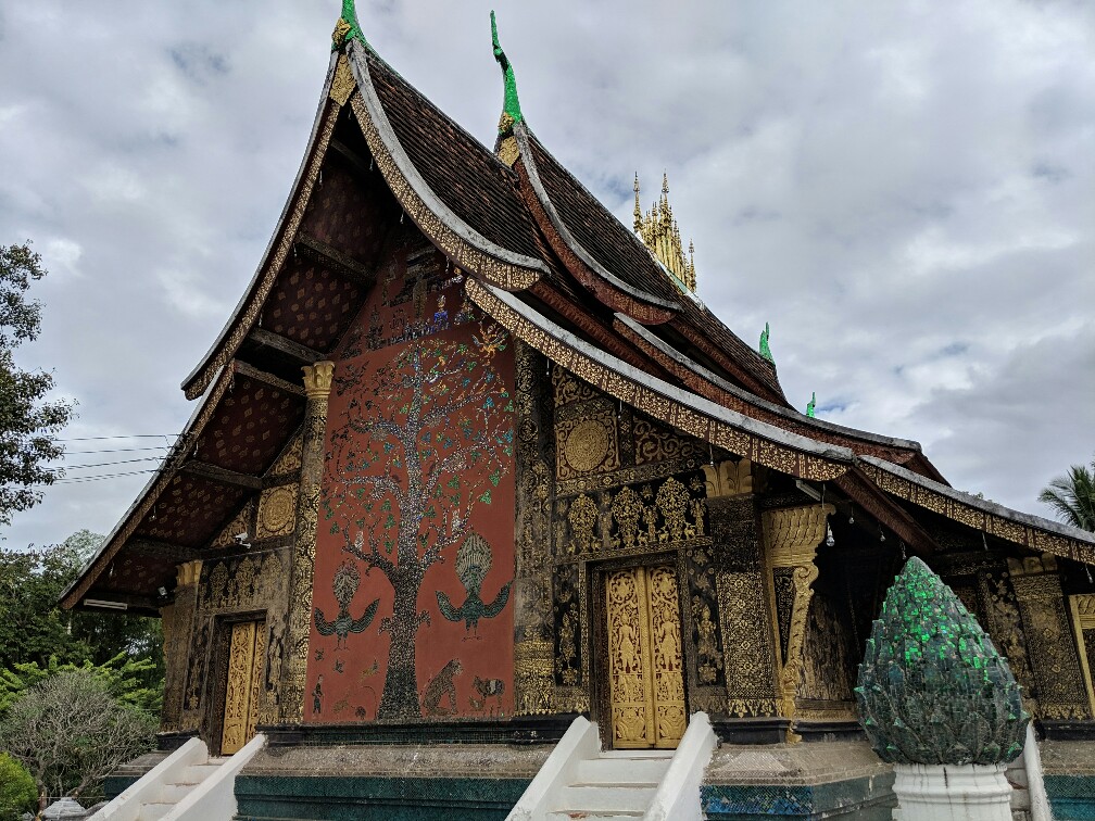 Vue sur la mosaïque du Temple d'Or à Luang Prabang, Laos