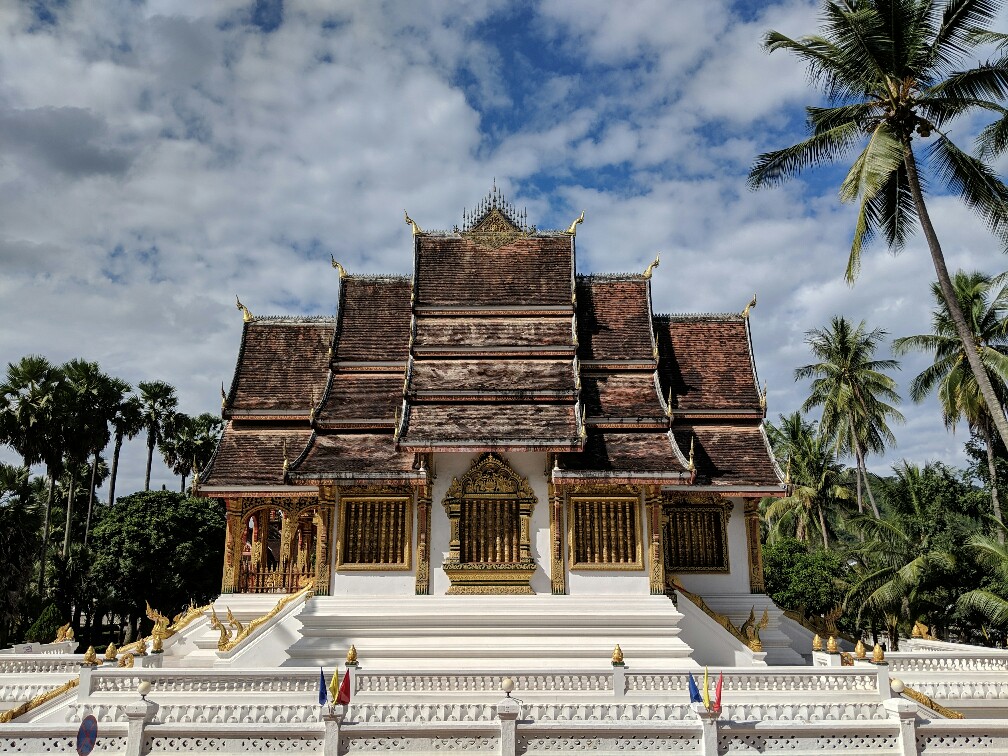 Vue de profil sur le temple de Haw Pha Bang à Luang Prabang, Laos