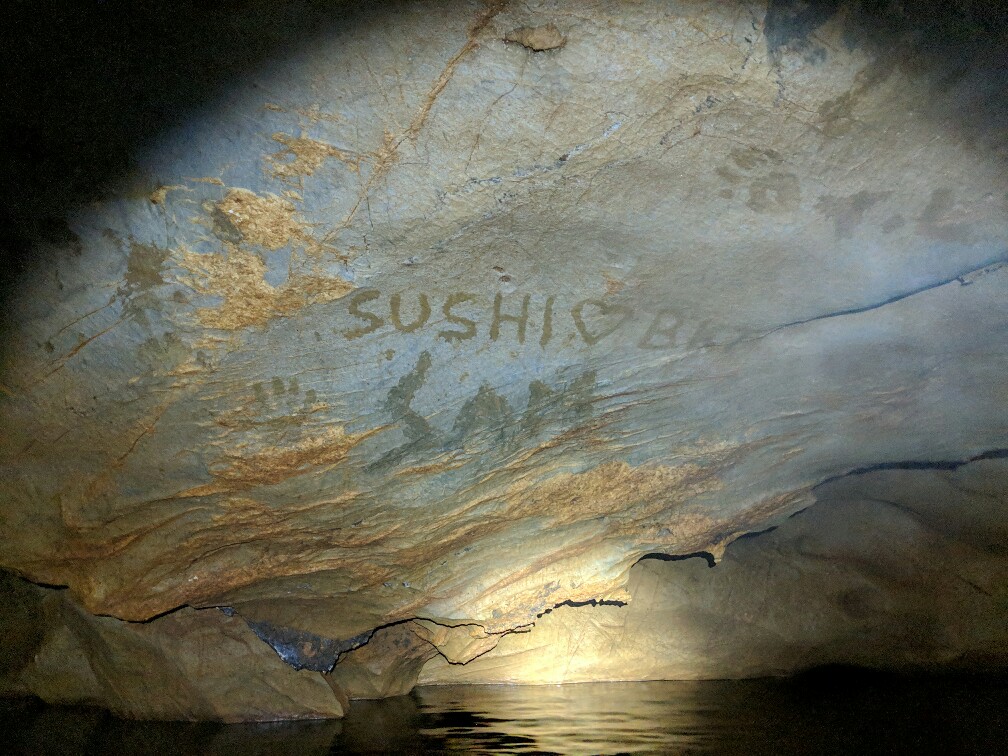 Message écrit à la glaise dans la grotte de Tham Kang, Laos