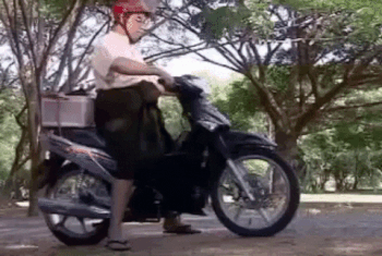 GIF animé d'un homme corpulent démarrant en trombe sur un scooter