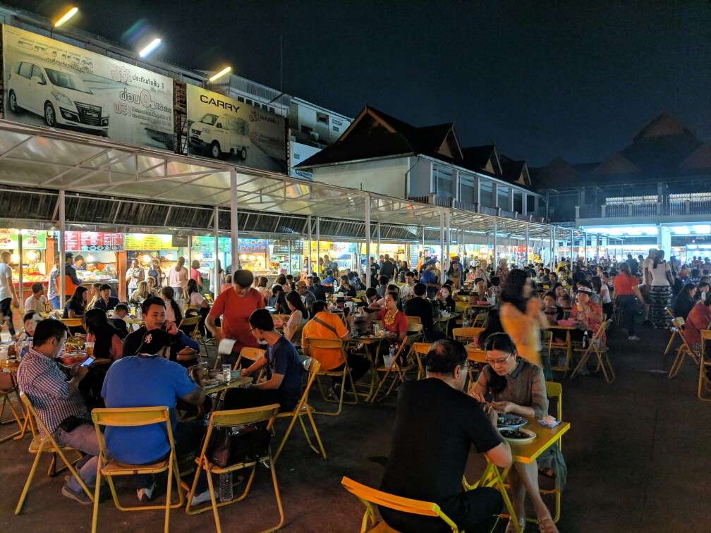 Food court du night market de Chiang Rai, Thailande