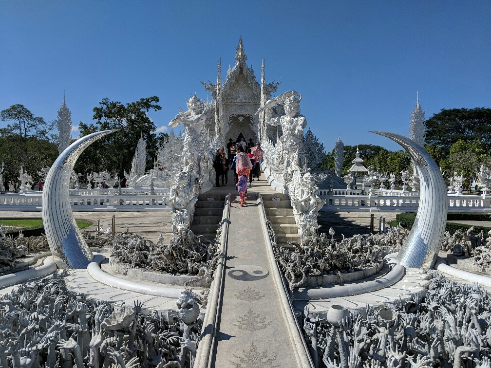 Allée centrale menant à l'entré du temple blanc de ChIang Rai