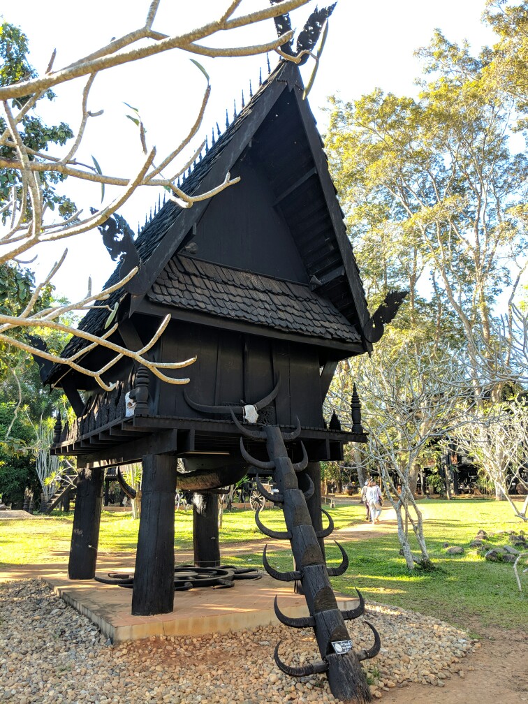Cabane noire sur pilotis dans le jardin de Black House, près de Chiang Rai, Thailande