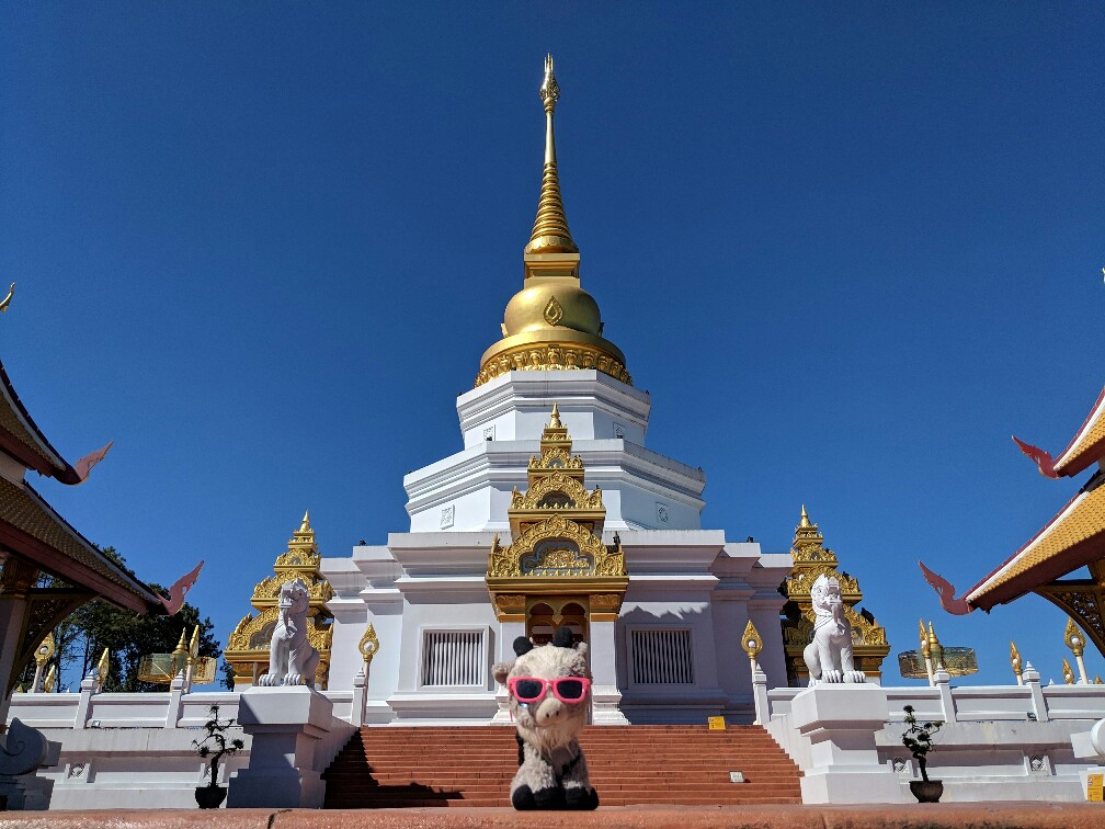 Biquette devant le temple de Santitam, Thailande