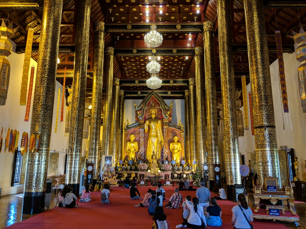 Bouddha à lintérieur du temple de Chedi Luang à Chiang Mai, Thailande