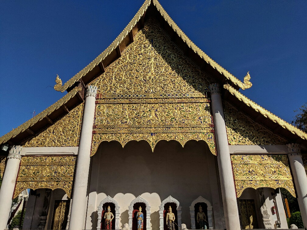 Façade dorée du temple de Chedi Luang à Chiang Mai, Thailande