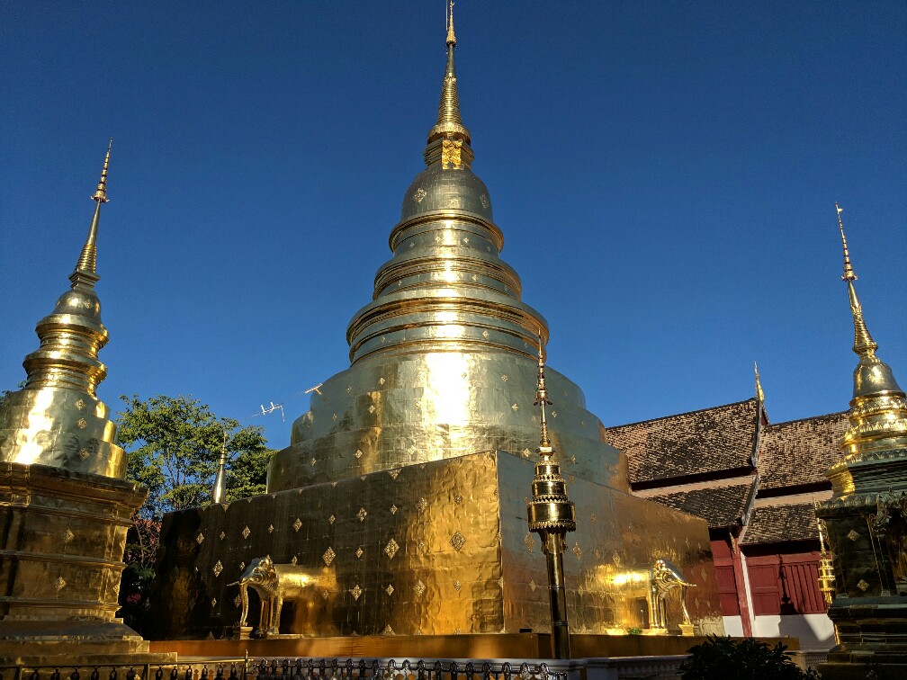 Pagode entièrement dorée du temple de Phra Singh à Chiang Mai, Thailande