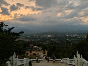 Point de vue sur Pai au coucher de soleil depuis le Bouddha Blanc, Thailande