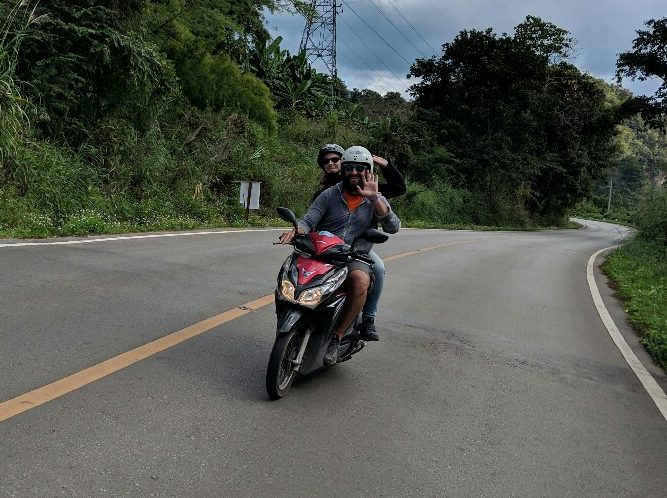 Sylvain et Salomé chevauche leur scooter sur la boucle de Mae Hong Son en Thaïlande