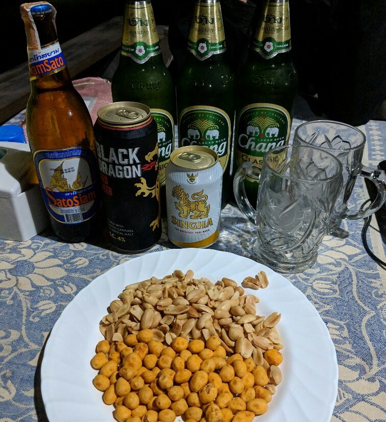 Bières et cacahuètes sur la table en Thailande pour le jour de l'an