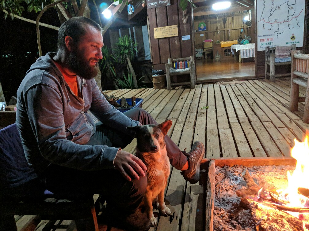 Sylvain et un chien près du feu sur la boucle de Mae Hong Son en Thailande