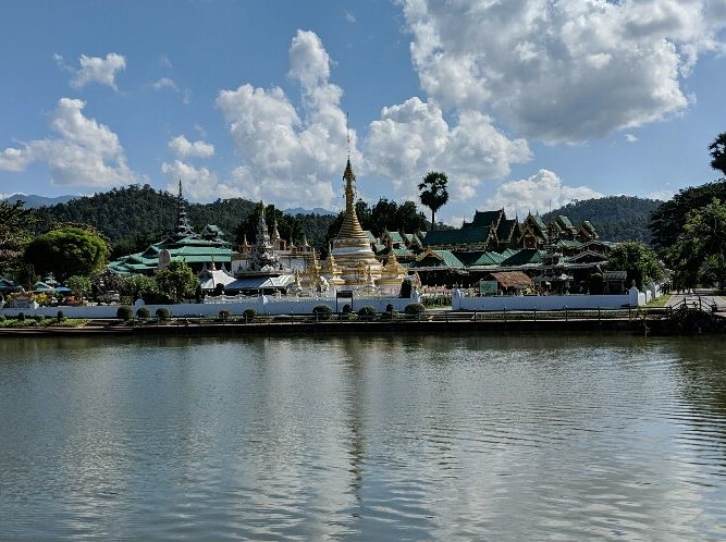 Temple derrière le lac de Mae Hong Son, Thailande