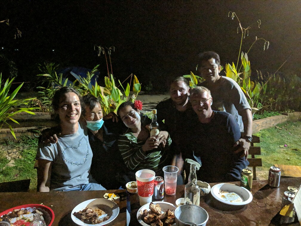 Groupe de personnes faisant la fête autour d'un repas sur ma boucle de Mae Hong Son en Thaïlande