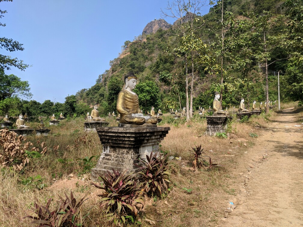 Le jardin Lumbini à Hpa-An avec ses dizaines de statues de Bouddha
