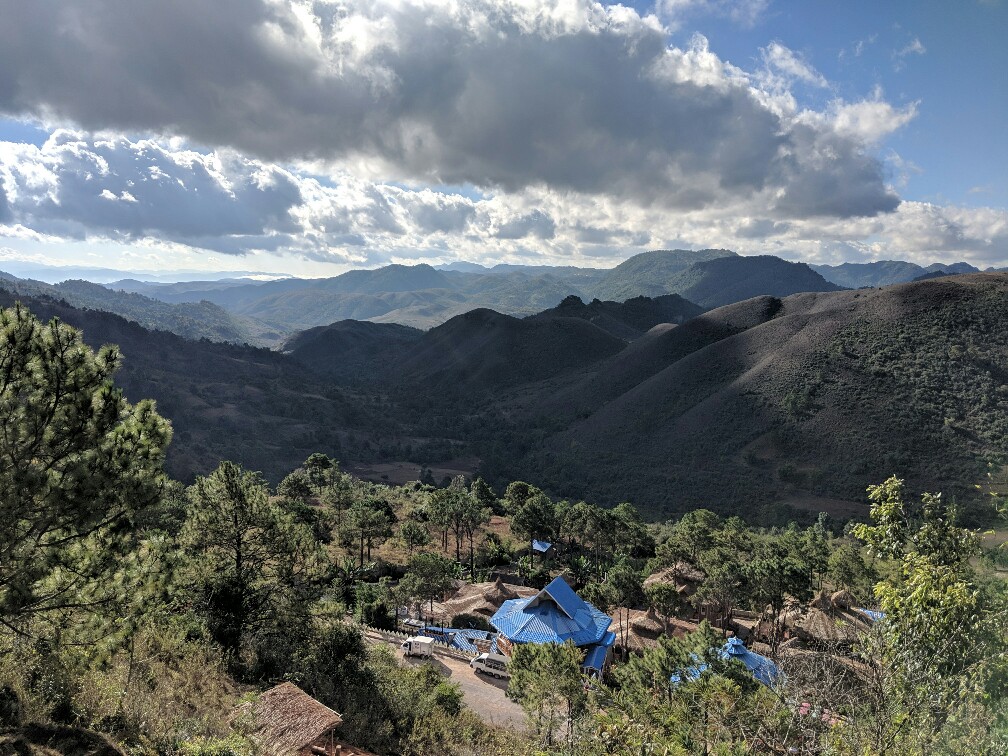Point de vue sur des montagnes lors du trek vers le lac Inle en Birmanie