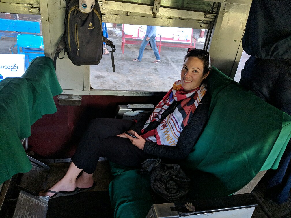 Salomé est assise dans le train de Hsipaw