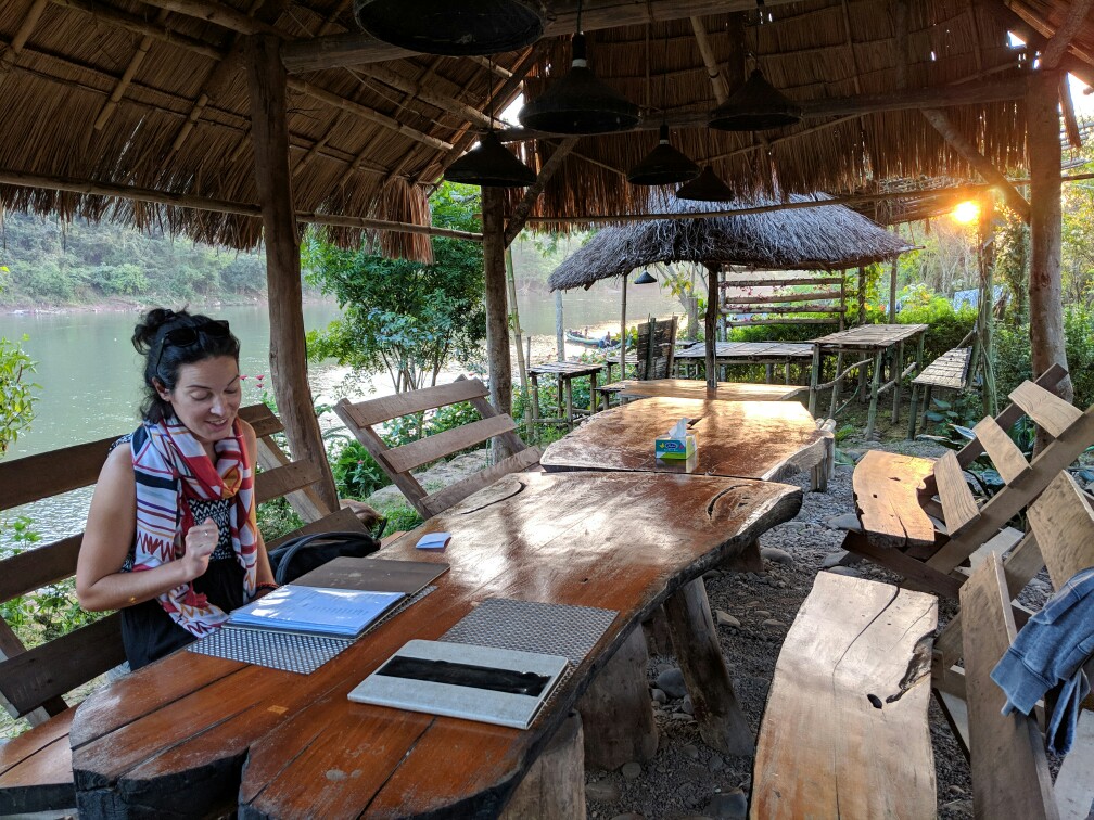 Salomé regarde le menu chez Mr Wok près de Hsipaw