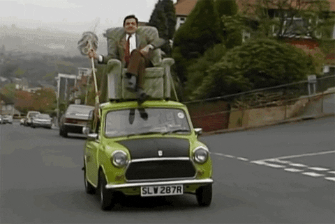Gif animé de Mr Bean qui déménage avec sa petite voiture