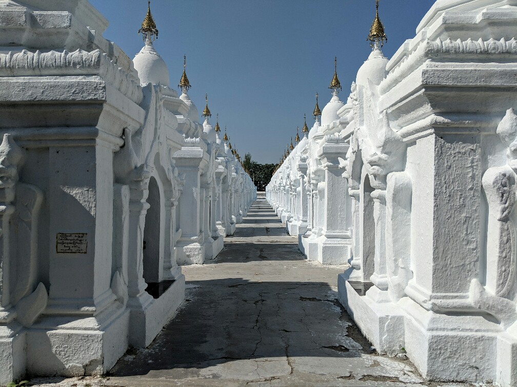 Allée de stèles constituant le Tipitaka à Mandalay