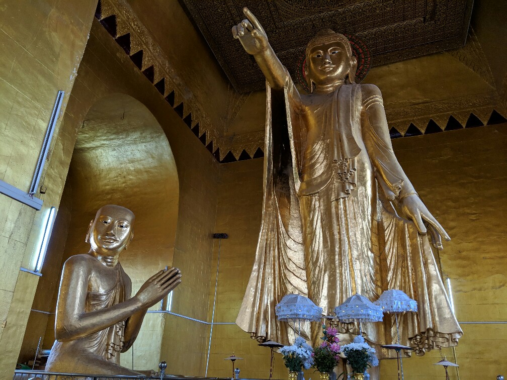 Statue de Bouddha pointant du doigt vers la sortie dans un temple sur la colline de Mandalay, Birmanie