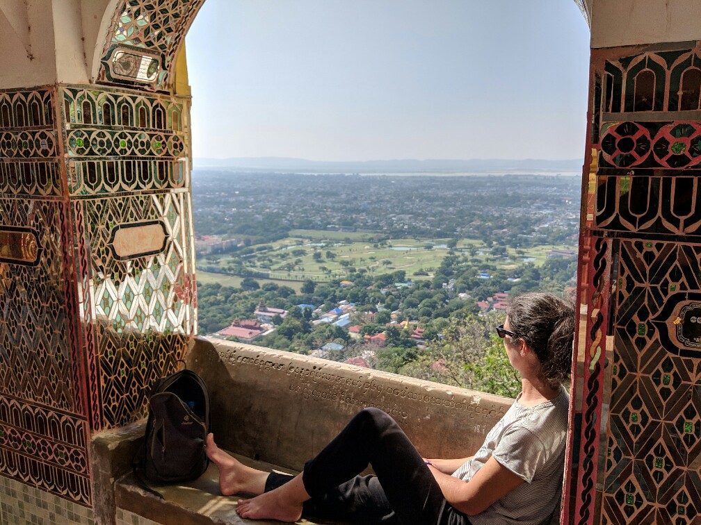 Salomé assise contemple le paysage du haut de la colline de Mandalay, Birmanie