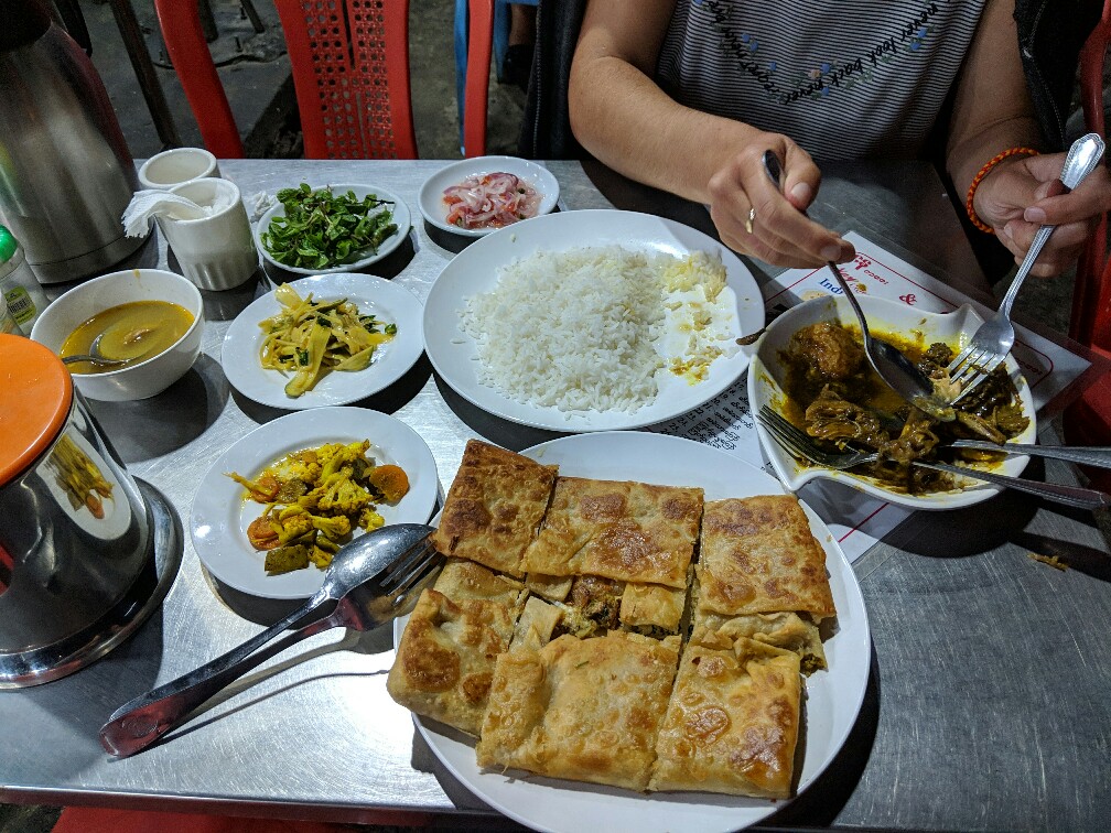 Plats à Nay Cafe dont Chiapati et Curry de mouton