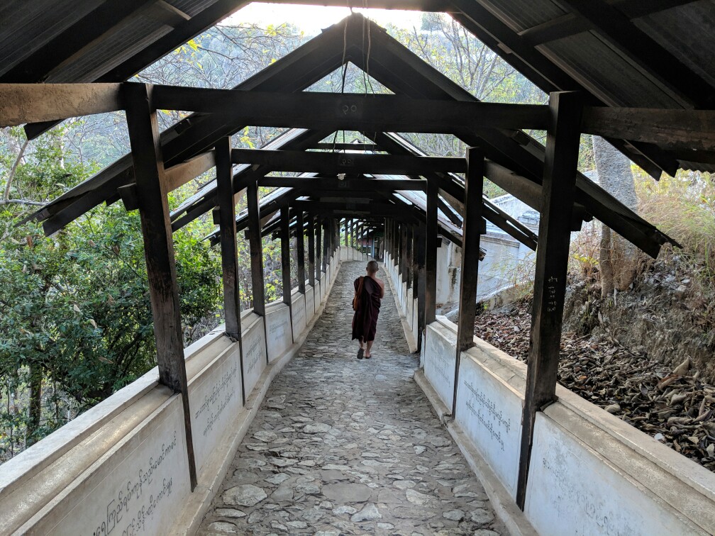 Moine descendant l'un des passages qui relient les temples de Sagaing, Birmanie