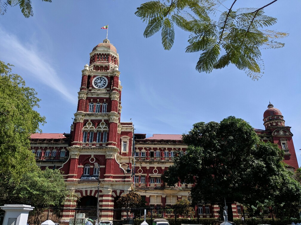 La cour de Justice de Yangon avec ses briques rouges et sa tour