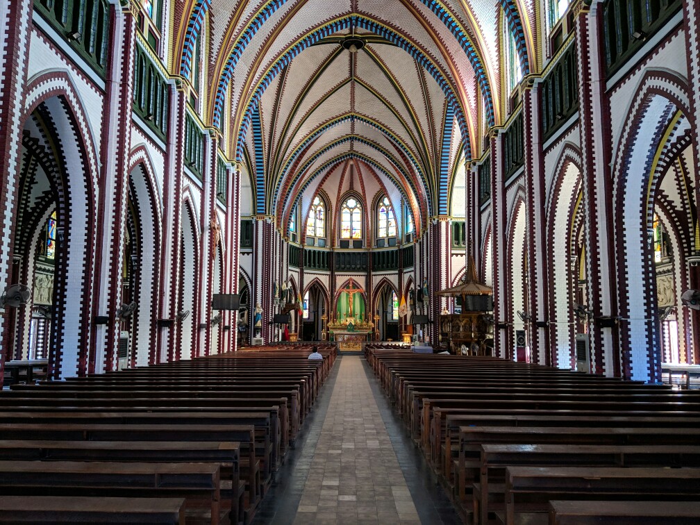 Vue sur la nef de la Cathédrale Sainte Marie à Yangon