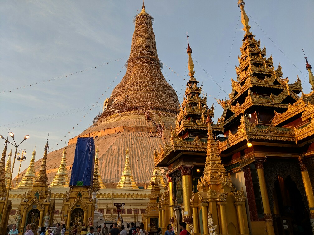 Pagode principale de Shwedagon avec un temple atenant