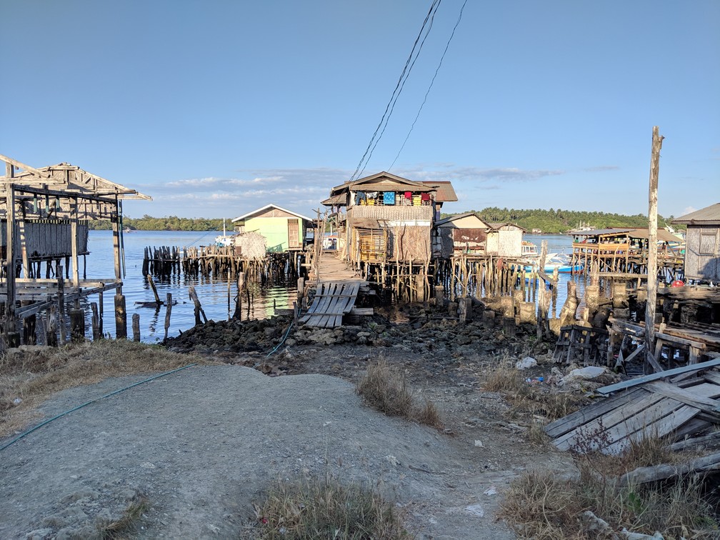 Maison et ponton délabrés au port de Rio Tuba