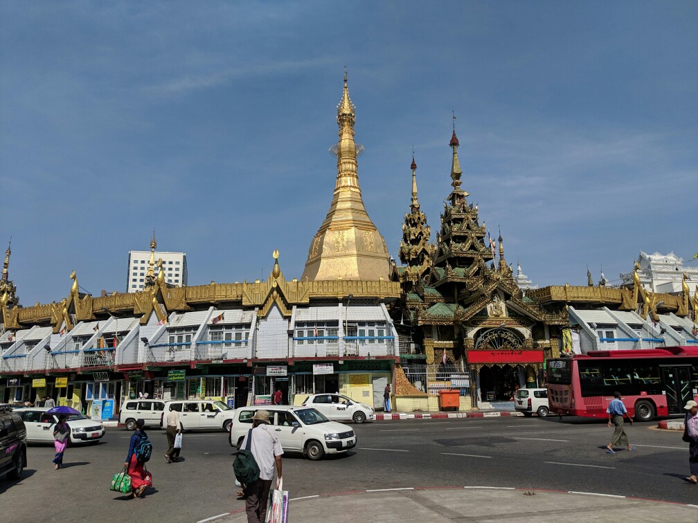 Sule pagoda au milieu du traffic