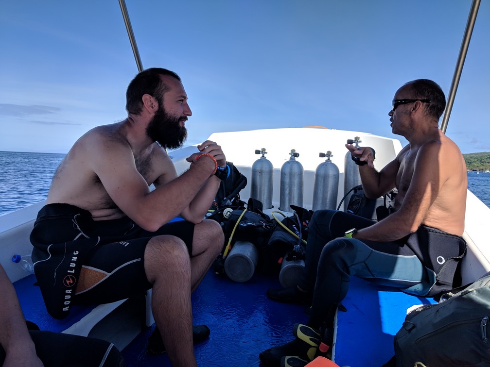 Sylvain et Ben l'instructeur sur le bateau avec des bouteilles de plongée