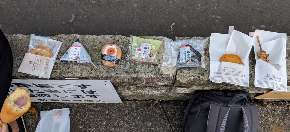 Différents petits snacks sont disposés sur un muret de parking