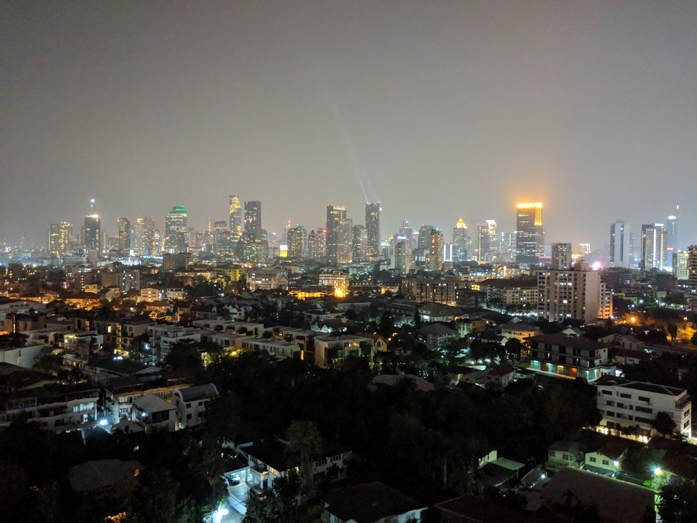 Vue sur les buildings de Bangkok de nuit