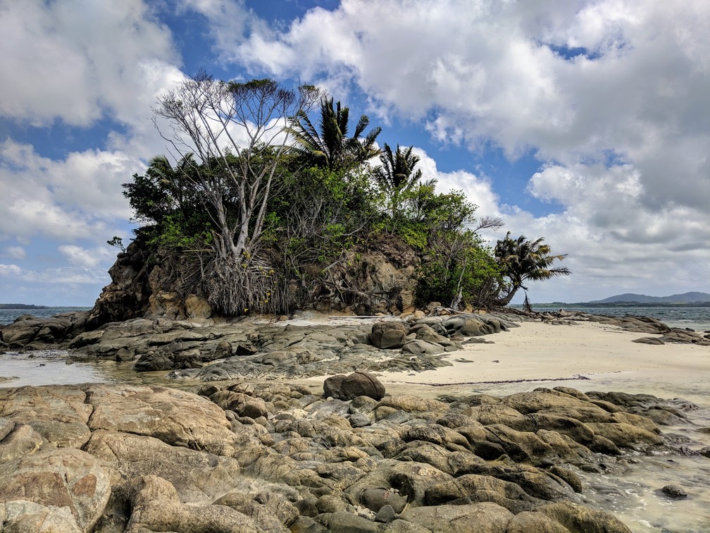 Petite île sans nom vue de près avec des rochers et sa petite plage
