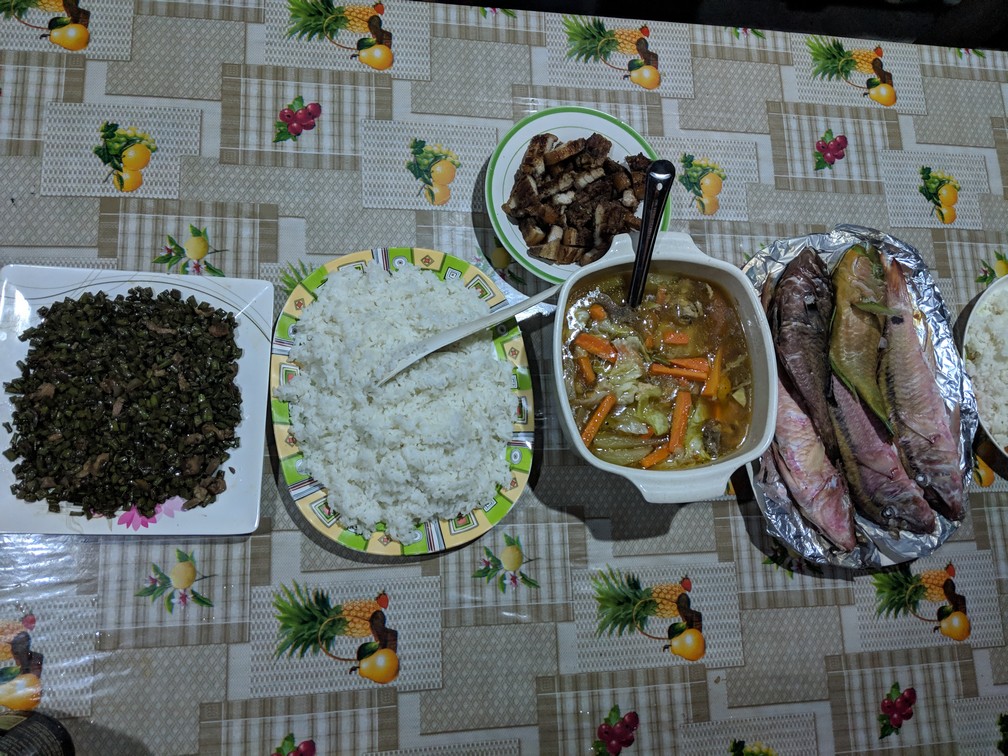 Assiettes de riz et de poisson sur une table