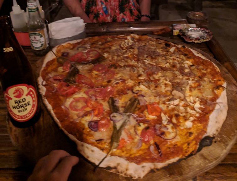 Immense pizza coupée sur une planche