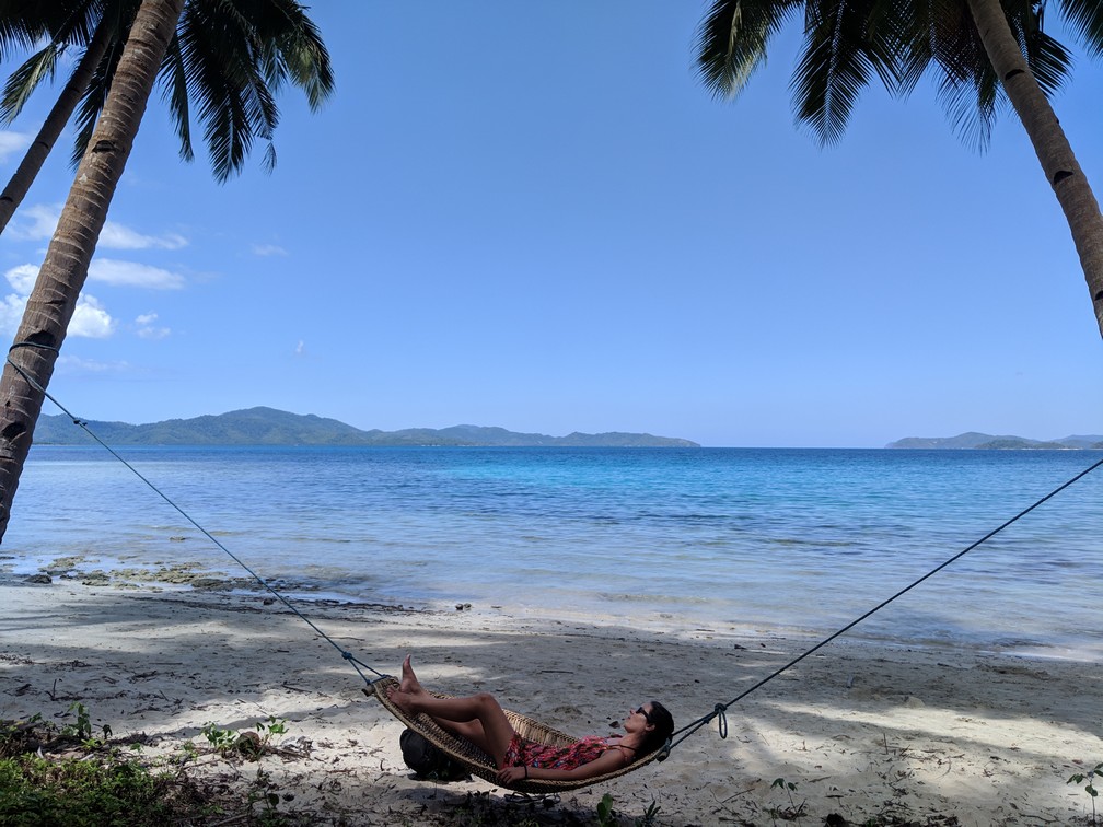 Salomé est allongée dans un hamac étendu entre deux cocotiers immenses, la mer en arrière-plan