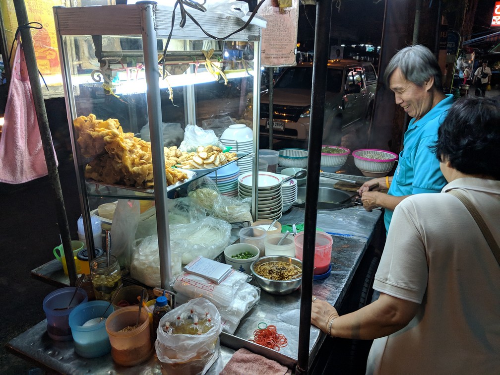 Un vendeur de street food souriant