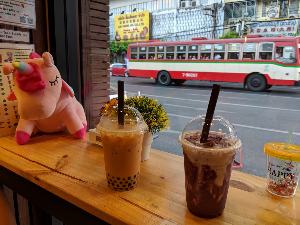 Deux bubble teas posés devant une vitre donnant sur Chinatown