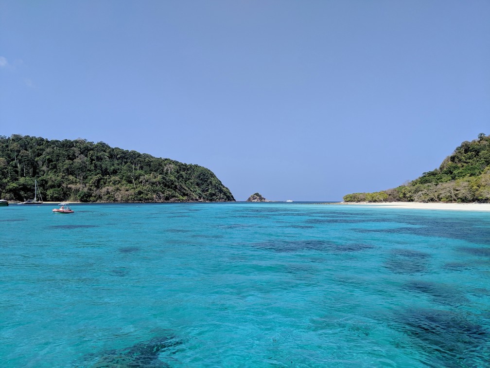 Vue depuis l'eau turquoise des deux îles constituant Koh Rok