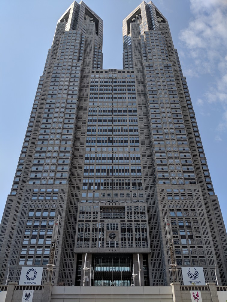 Les deux tours immenses de la Mairie de Tokyo
