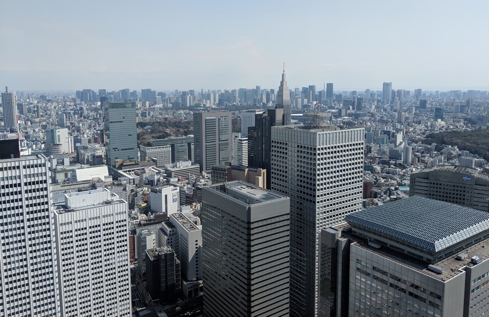 Vue de jour sur la ville de Tokyo depuis sa mairie, des grattes-ciel partout