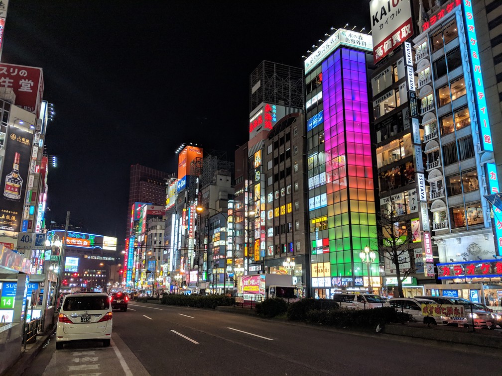 Une grande artère de Tokyo avec de grands buildings illuminés
