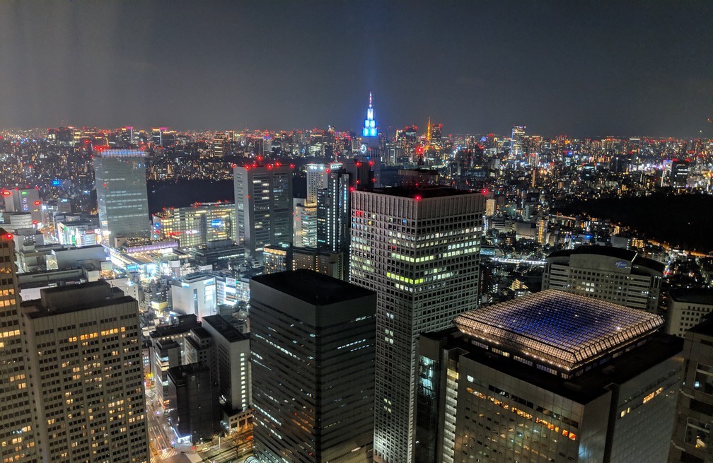 Vue de nuit sur la ville de Tokyo illuminée depuis le 45e étage de sa mairie