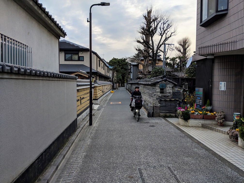 Une rue très calme de Tokyo, une cycliste passe