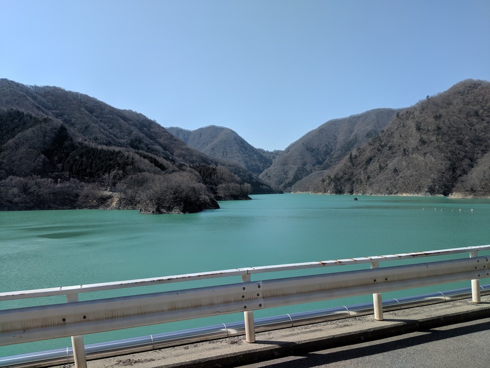 Lac bleu turquoise entourée de montagne à proximité de Nikko au Japon