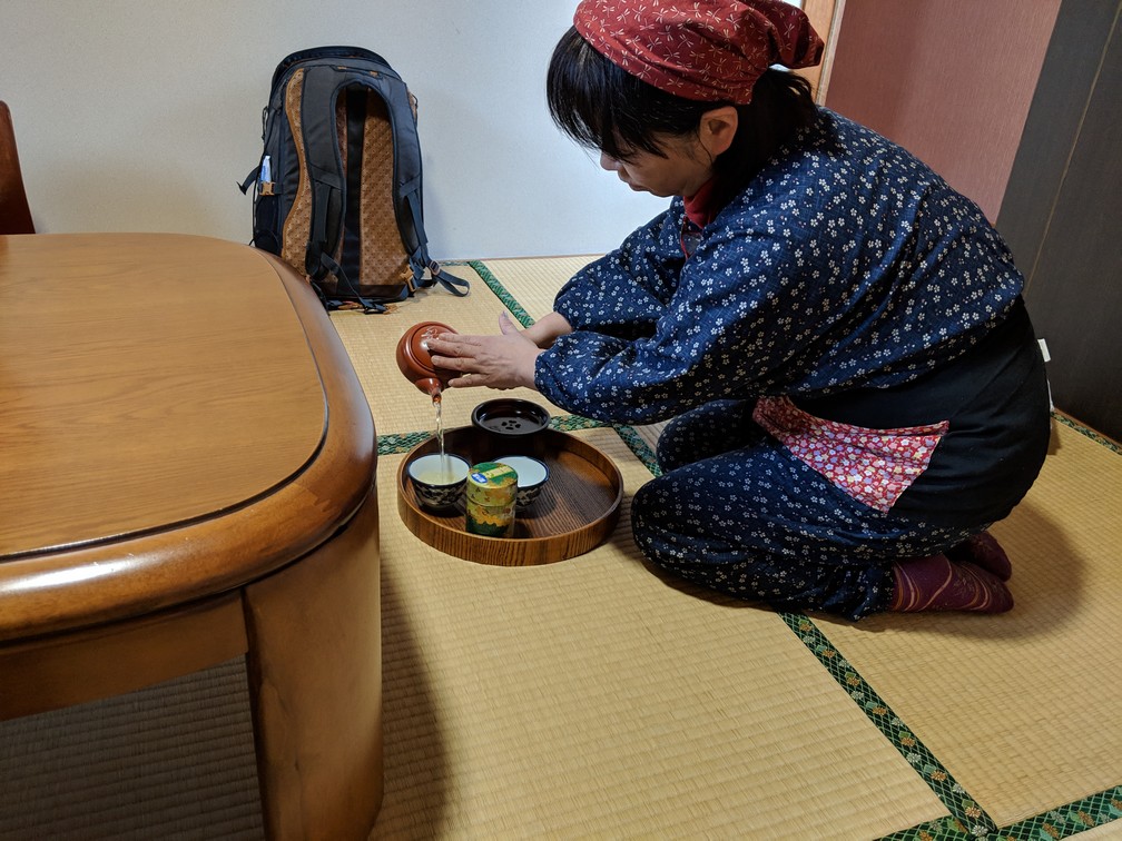 Hôtesse versant le thé dans un ryokan à proximité de Nikko au Japon