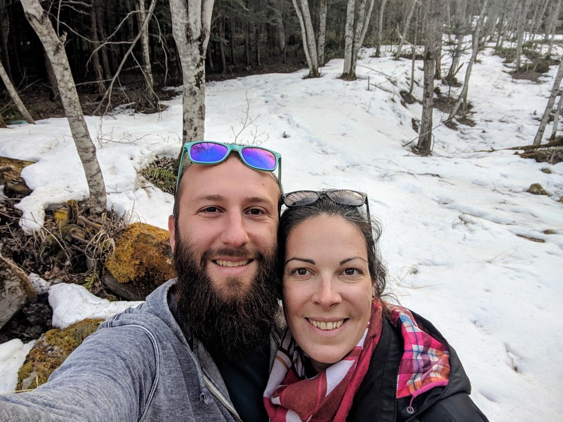 Sylvain et Salomé en selfie devant de la neige dans la forêt près du ryokan
